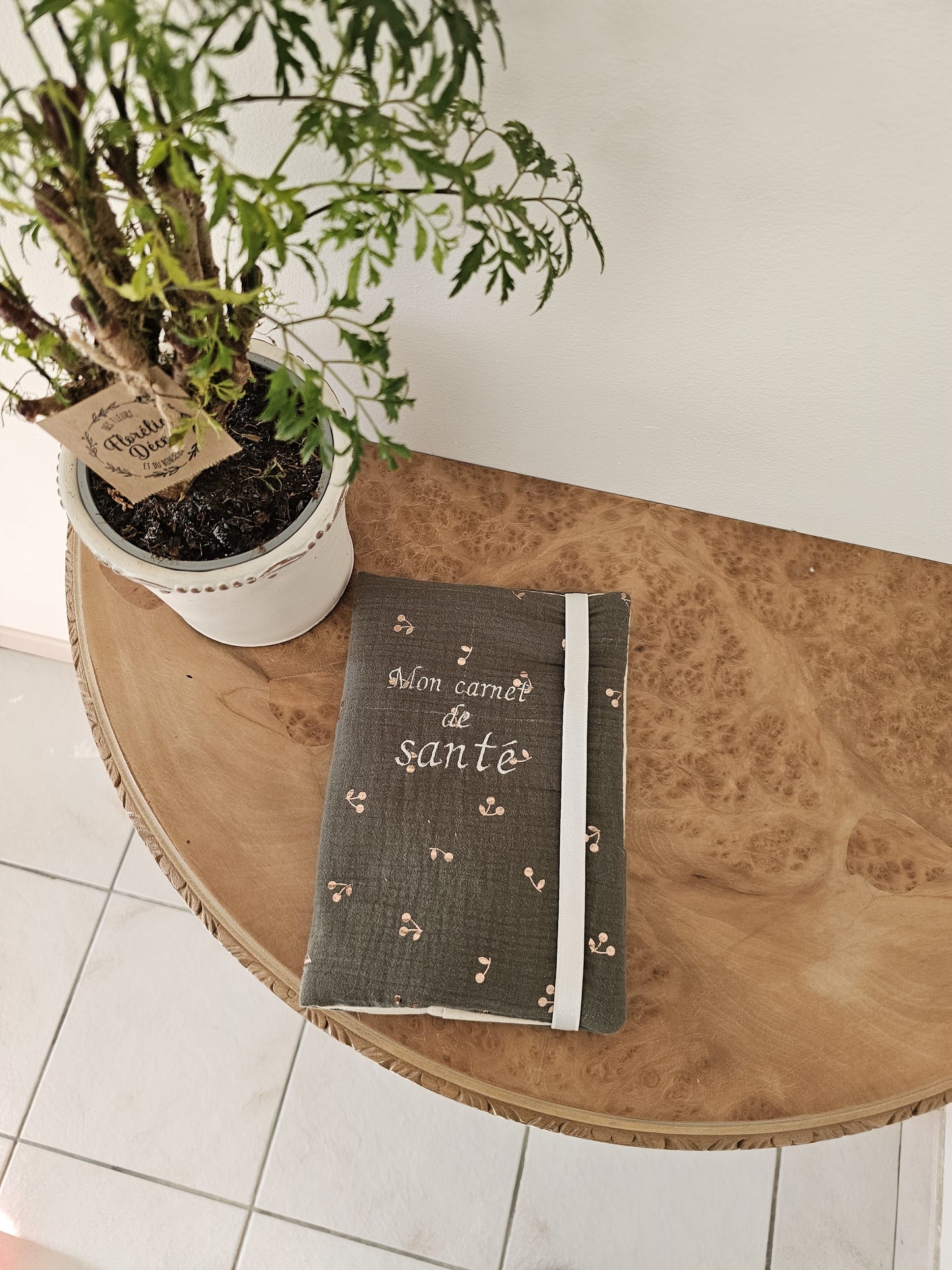 Protège carnet de santé double gaze kaki motif cerise