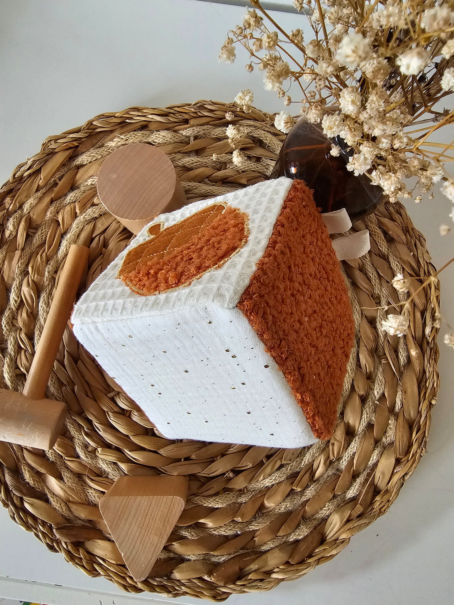 Cube d'éveil thème brique/écureuil