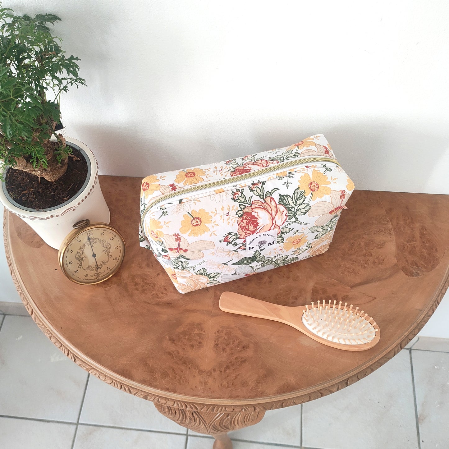 Toilettas met herfstbloemenmand