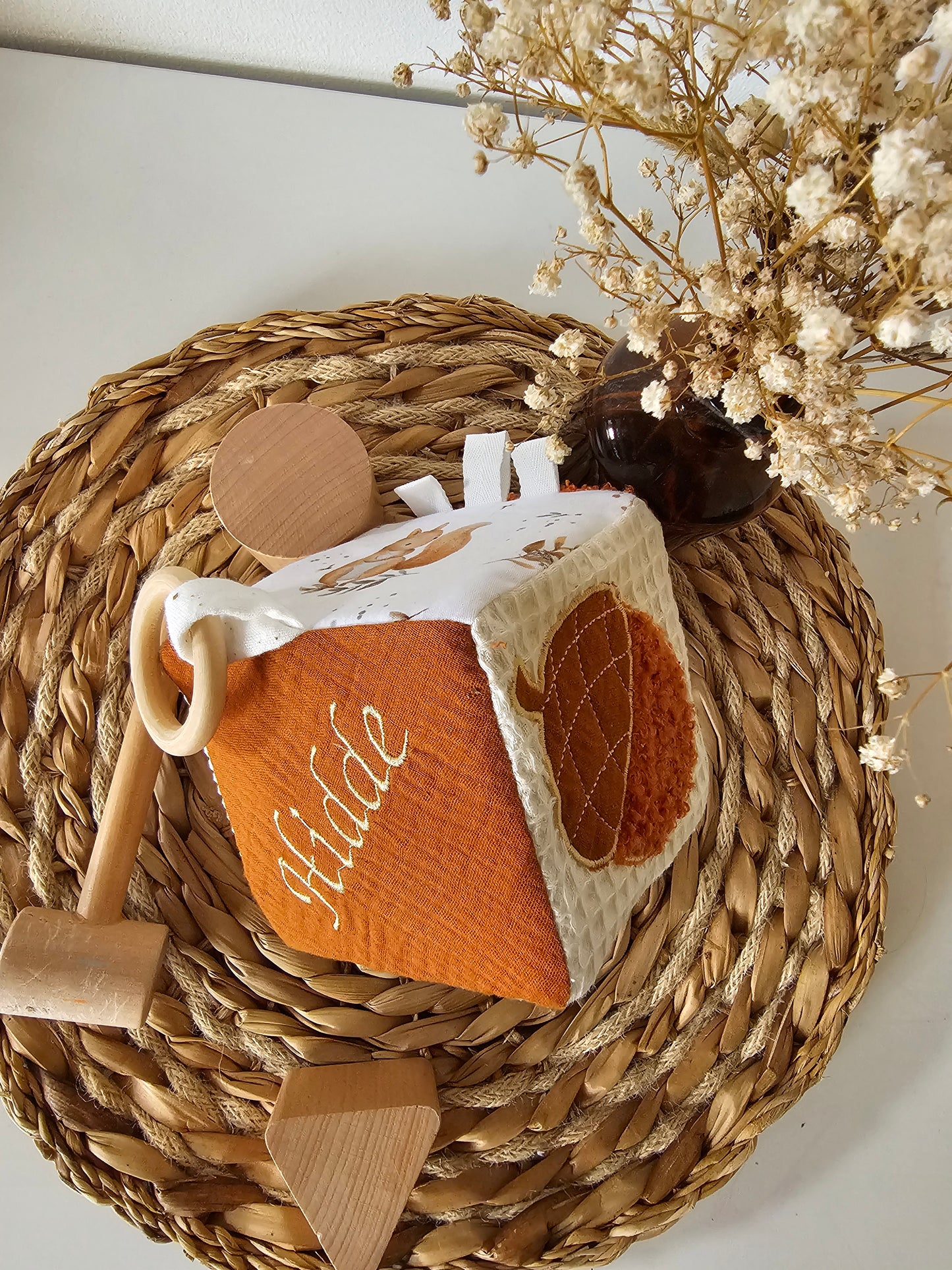 Cube d'éveil thème brique/écureuil